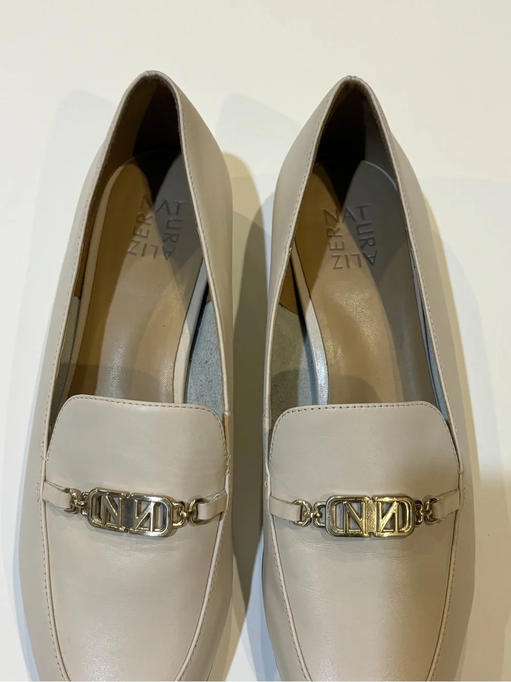 Naturalizer Women's Cream Leather Loafers with Gold Hardware Size 10.5